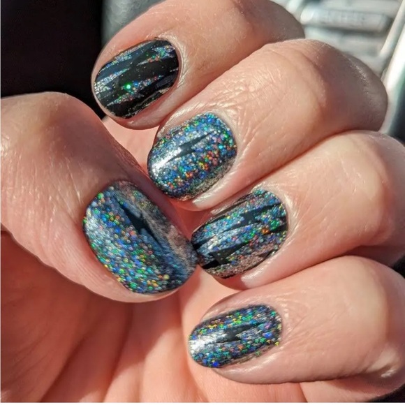 *Exclusive* Color Street: When Lightening Strikes | Silver Black Glitter Rock - Picture 9 of 13